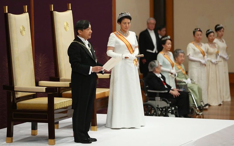 Thiên hoàng Naruhito và Hoàng hậu Masako trong buổi lễ nhậm chức Thiên hoàng Naruhito và Hoàng hậu Masako trong buổi lễ nhậm chức